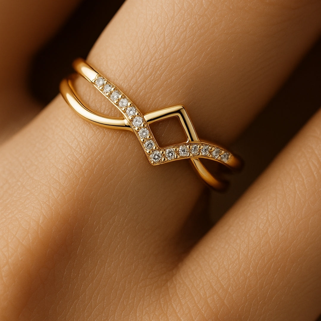 ANILLO VALENTINA ROCHE DORADO GEOMÉTRICO CON CIRCONITAS
