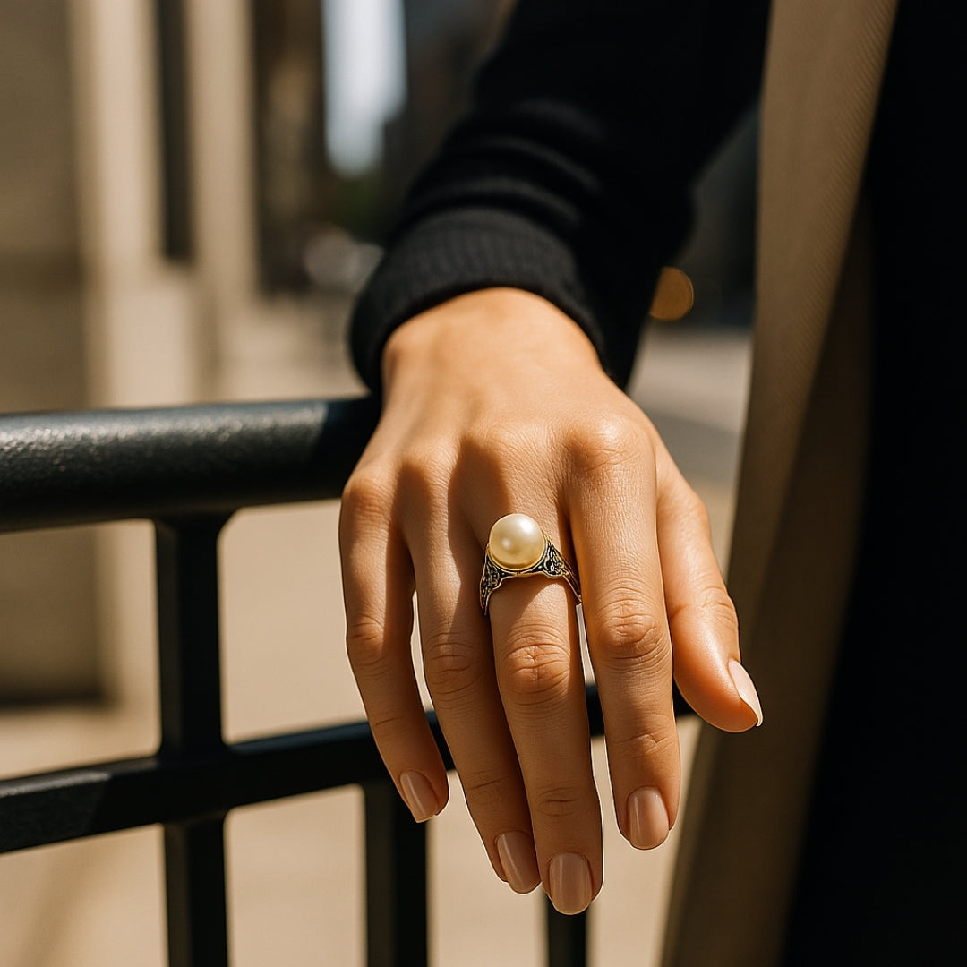 ANILLO VALENTINA ROCHE PERLA CENTRAL CON GRABADOS ORNAMENTALES