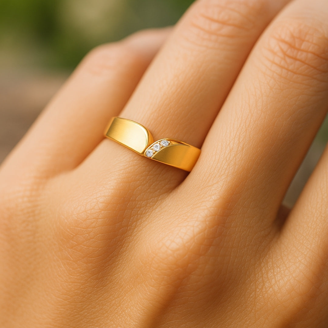 ANILLO VALENTINA ROCHE DORADO LISO CON DETALLE DE CIRCONITA
