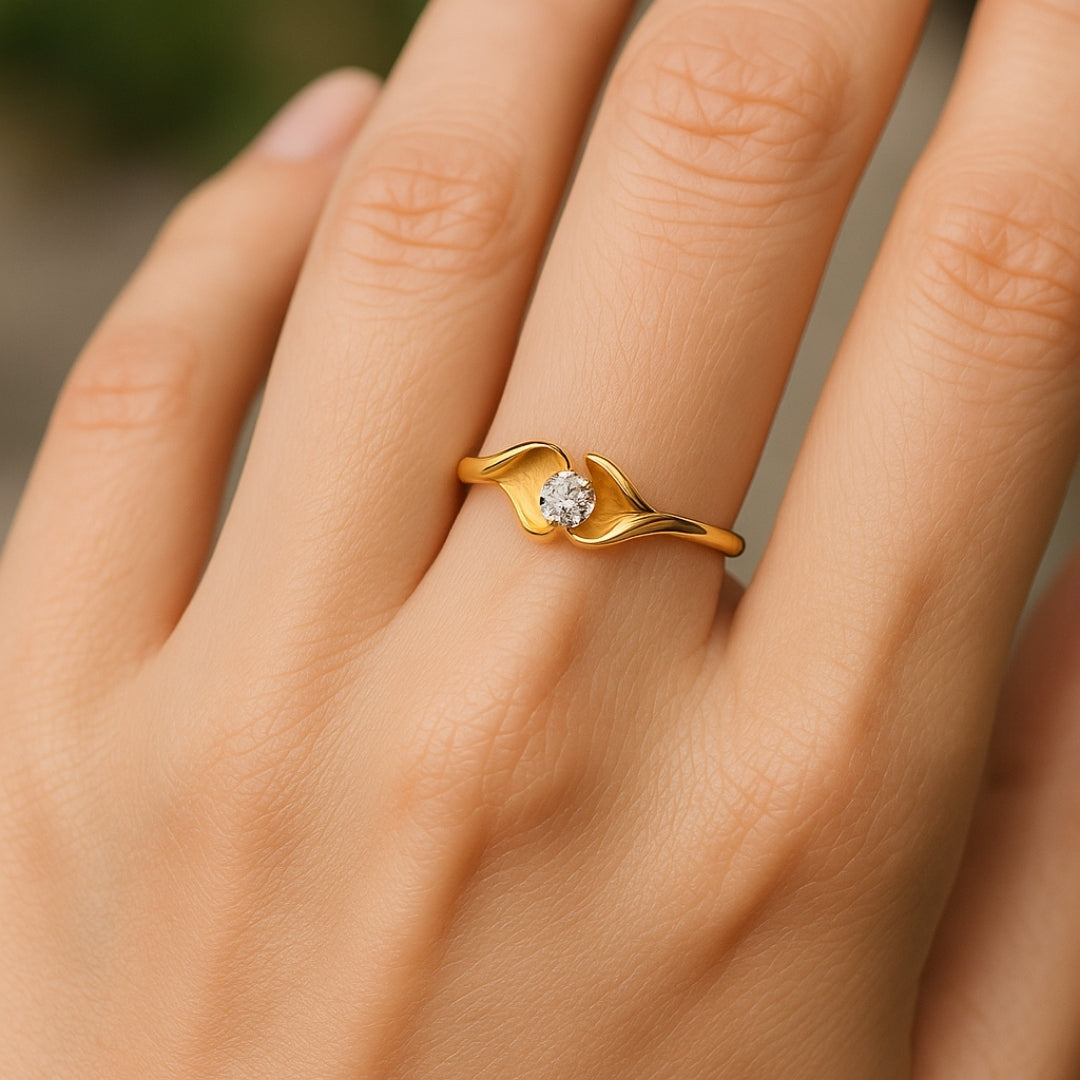ANILLO VALENTINA ROCHE DORADO ONDAS CON CIRCONITA CENTRAL