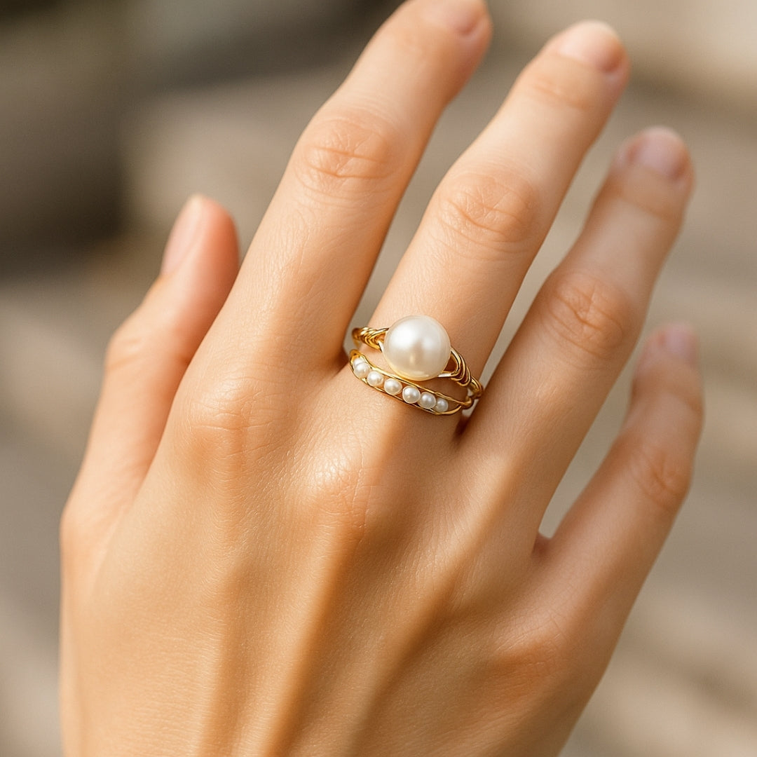 ANILLO VALENTINA ROCHE PERLA CENTRAL CON DETALLES DE PERLAS