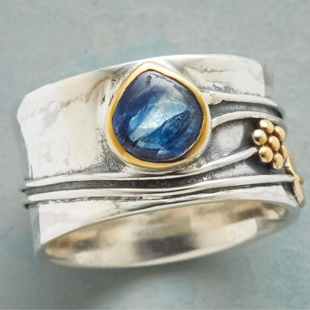 Anillo vintage de plata con zafiro azul