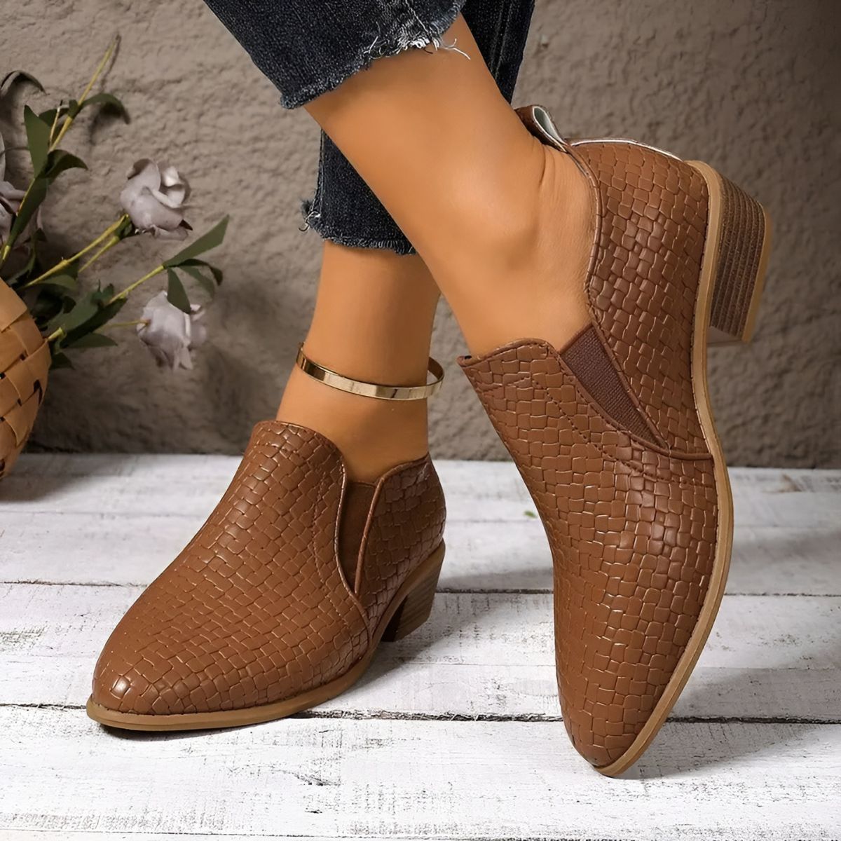 BOTINES TIPO CHELSEA CON EFECTO TRENZADO Y TACÓN DE MADERA