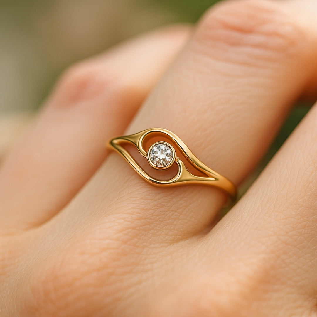 ANILLO VALENTINA ROCHE ONDAS DORADAS CON CIRCONITA CENTRAL