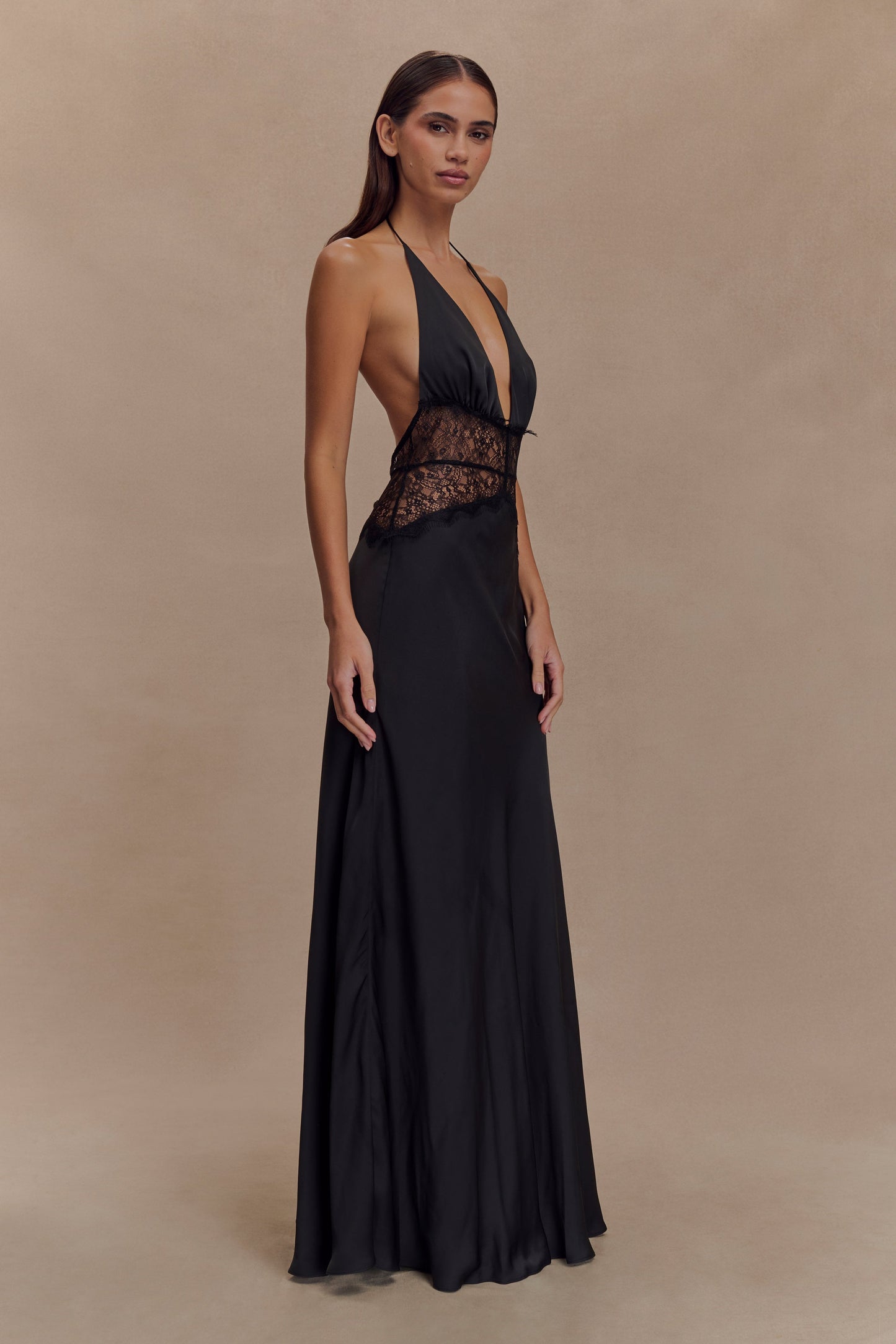VESTIDO LARGO ELEGANTE CON ENCAJE Y ESPALDA DESCUBIERTA
