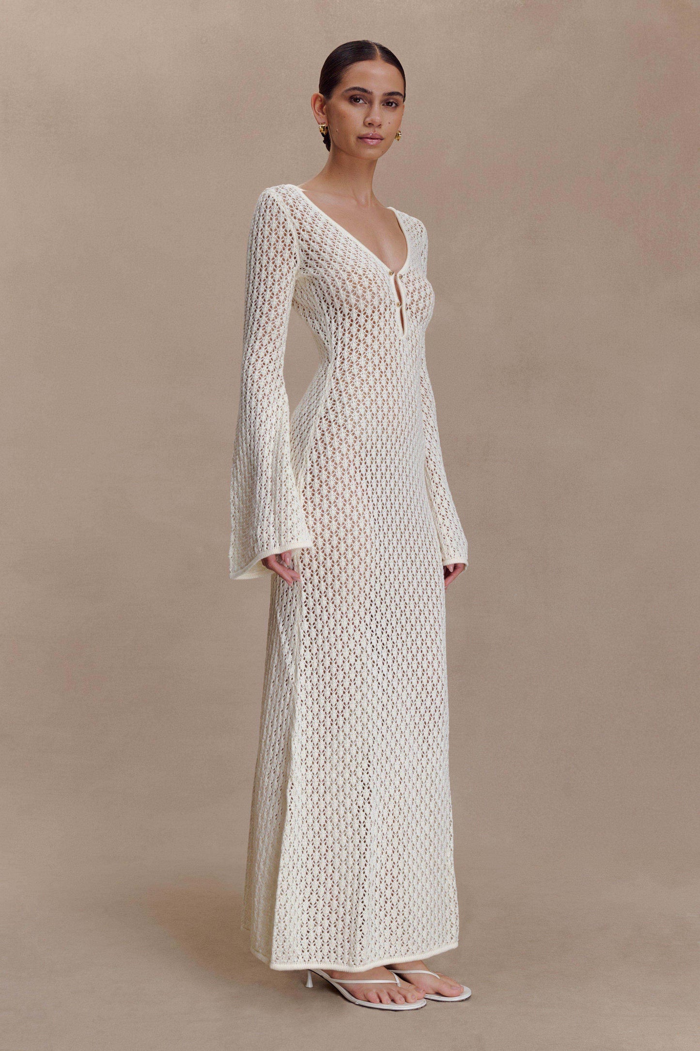 Vestido largo con mangas acampanadas y corte en forma de cola de pez de Kayleigh Crochet - Blanco
