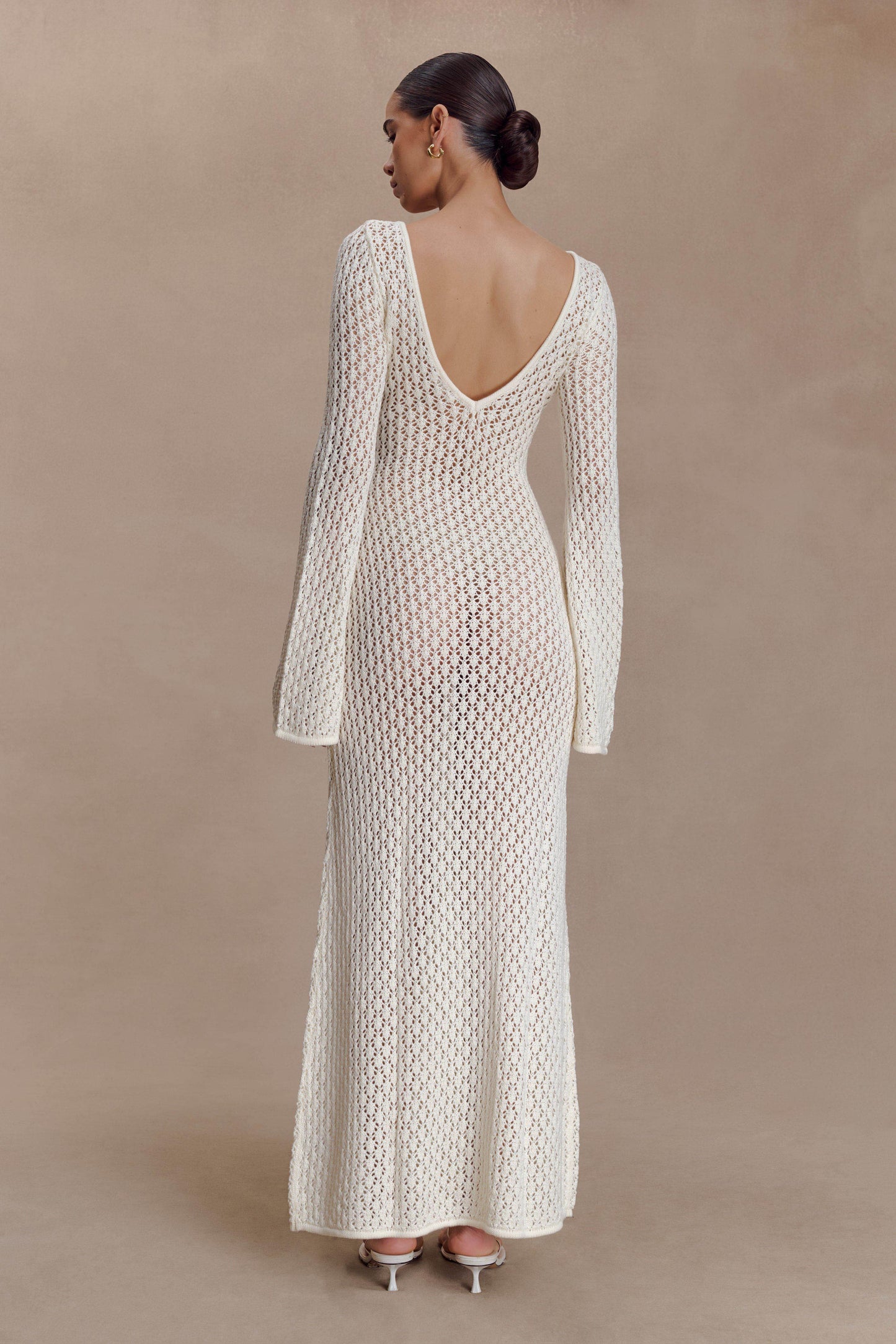 Vestido largo con mangas acampanadas y corte en forma de cola de pez de Kayleigh Crochet - Blanco