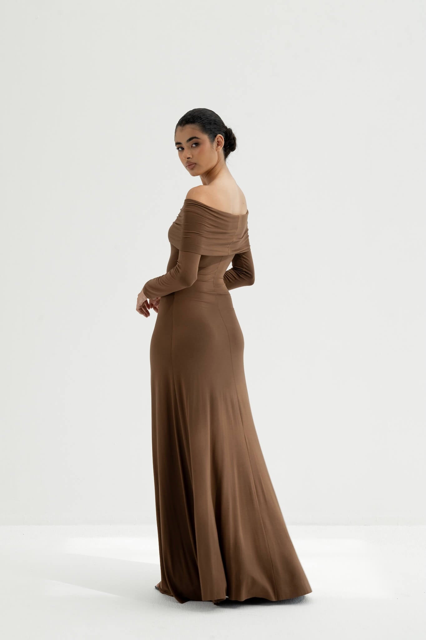 Vestido largo de manga larga con hombros descubiertos de punto de viscosa de Otis