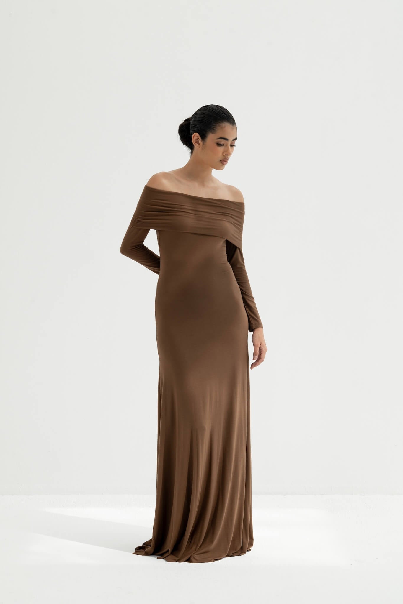 Vestido largo de manga larga con hombros descubiertos de punto de viscosa de Otis