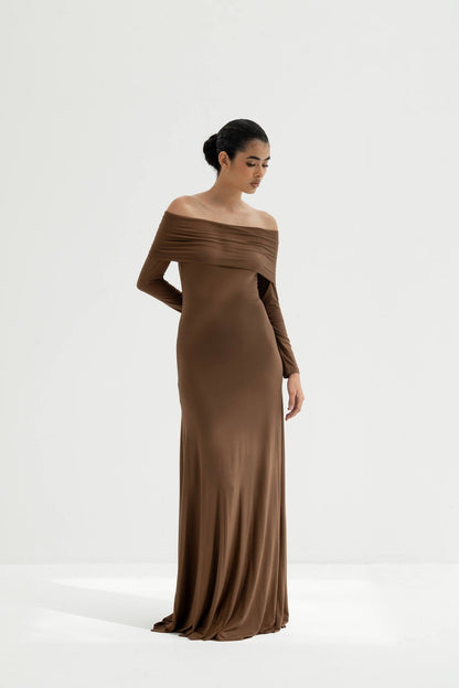 Vestido largo de manga larga con hombros descubiertos de punto de viscosa de Otis