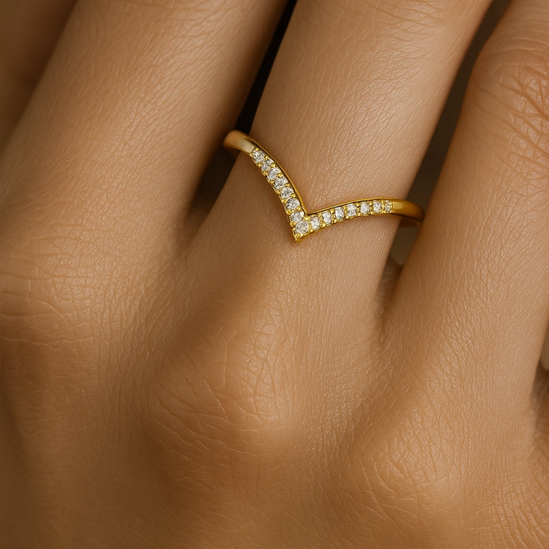 ANILLO VALENTINA ROCHE DORADO EN V CON CIRCONITAS