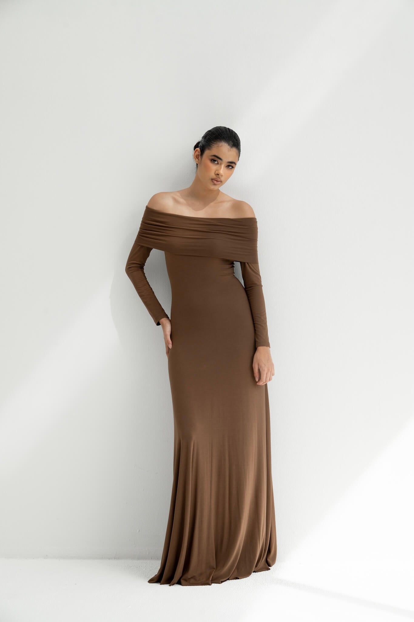 Vestido largo de manga larga con hombros descubiertos de punto de viscosa de Otis