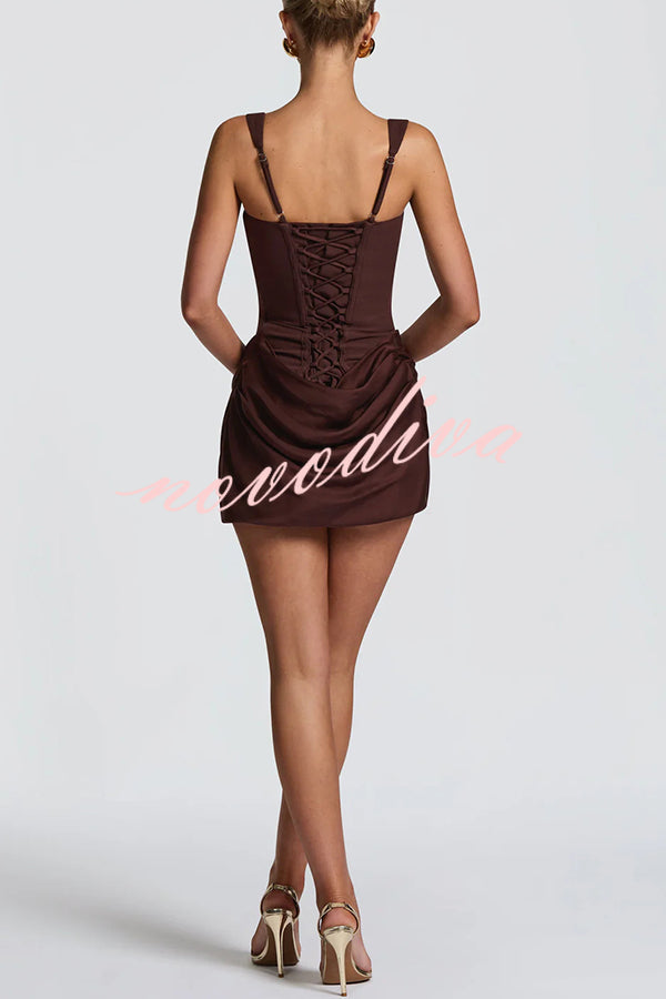 Vestido mini Cornelia de satén con escote cuadrado, espalda con cordones y bajo drapeado.