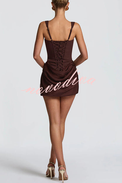 Vestido mini Cornelia de satén con escote cuadrado, espalda con cordones y bajo drapeado.