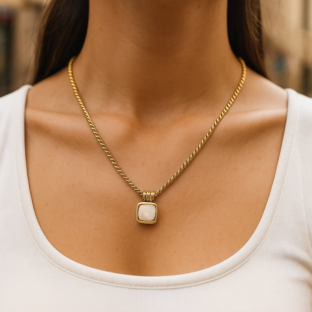 COLLAR VALENTINA ROCHE DORADO CON COLGANTE CUADRADO