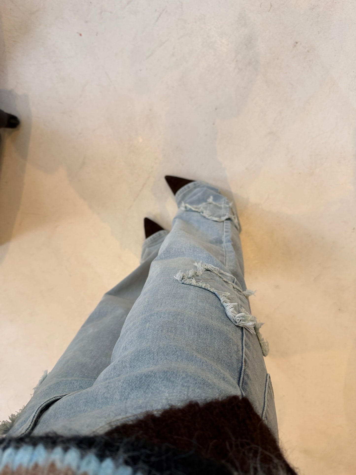 Vaqueros asimétricos en denim claro