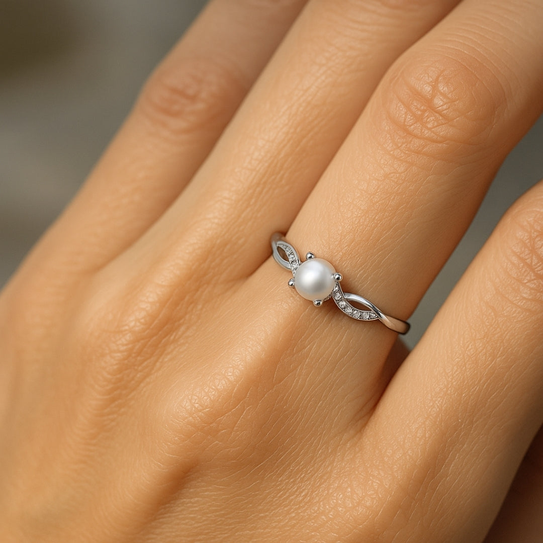 ANILLO VALENTINA ROCHE PERLA CENTRAL CON HOJAS Y CIRCONITAS