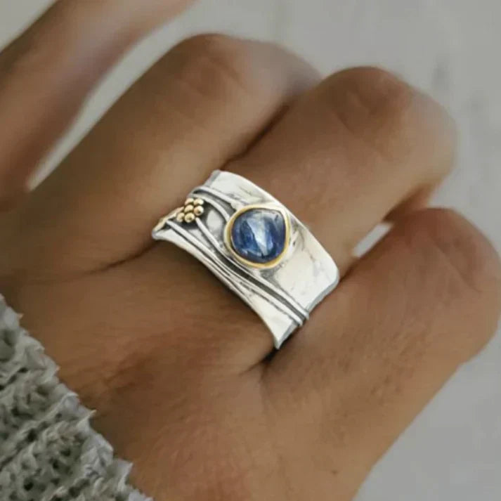 Anillo vintage de plata con zafiro azul