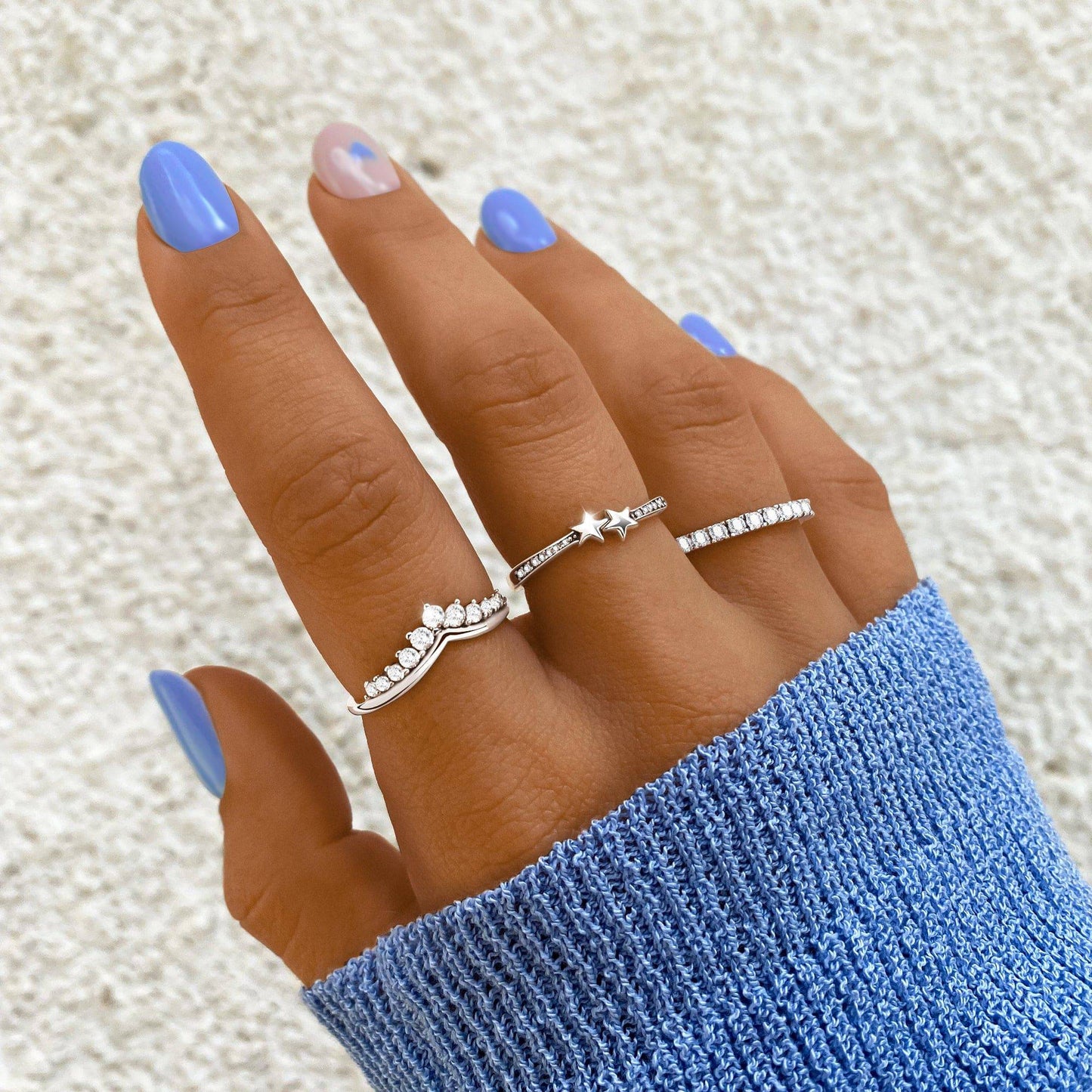 ANILLO VALENTINA ROCHE ABIERTO EN V CON CIRCONITAS