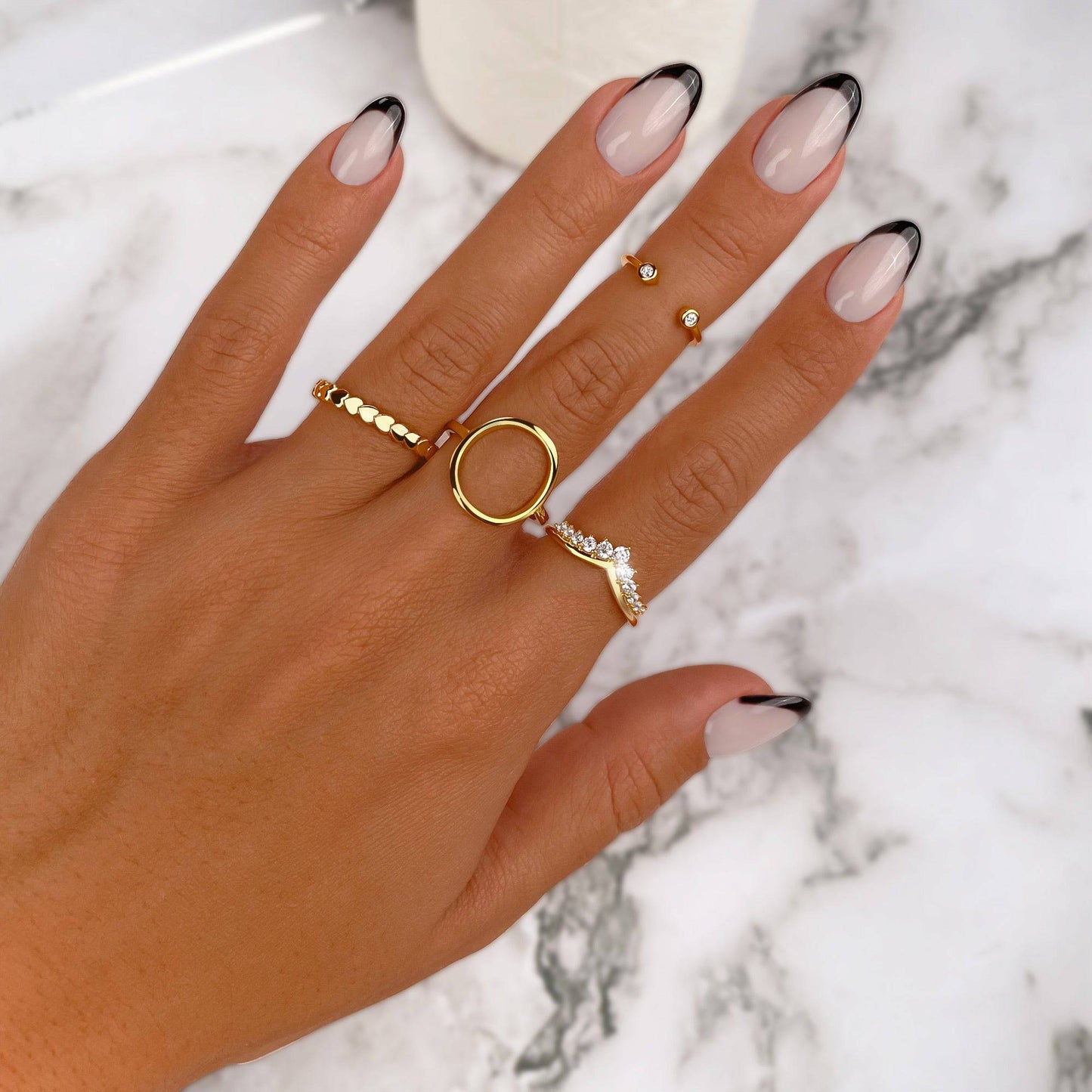 ANILLO VALENTINA ROCHE ABIERTO EN V CON CIRCONITAS