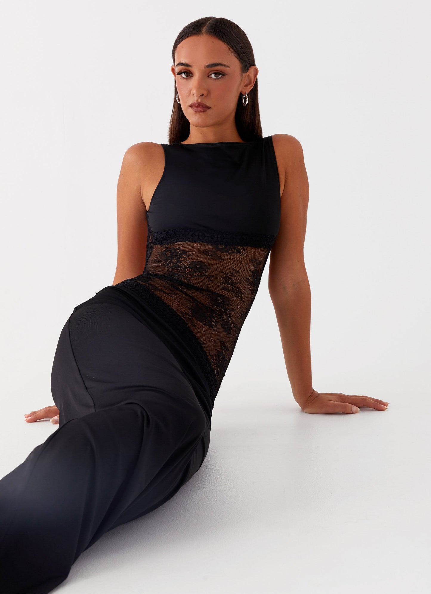 VESTIDO LARGO ELEGANTE CON DETALLE DE ENCAJE