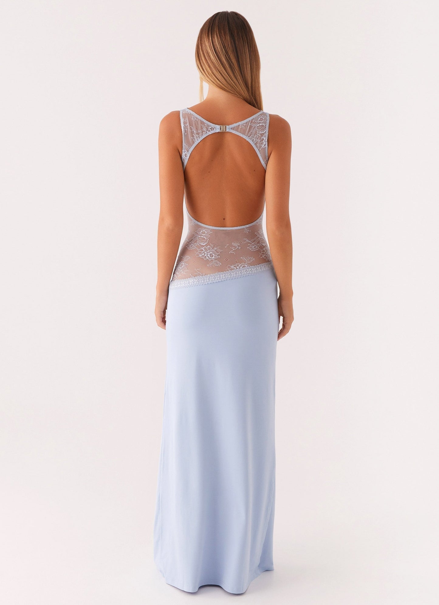 VESTIDO LARGO ELEGANTE CON DETALLE DE ENCAJE