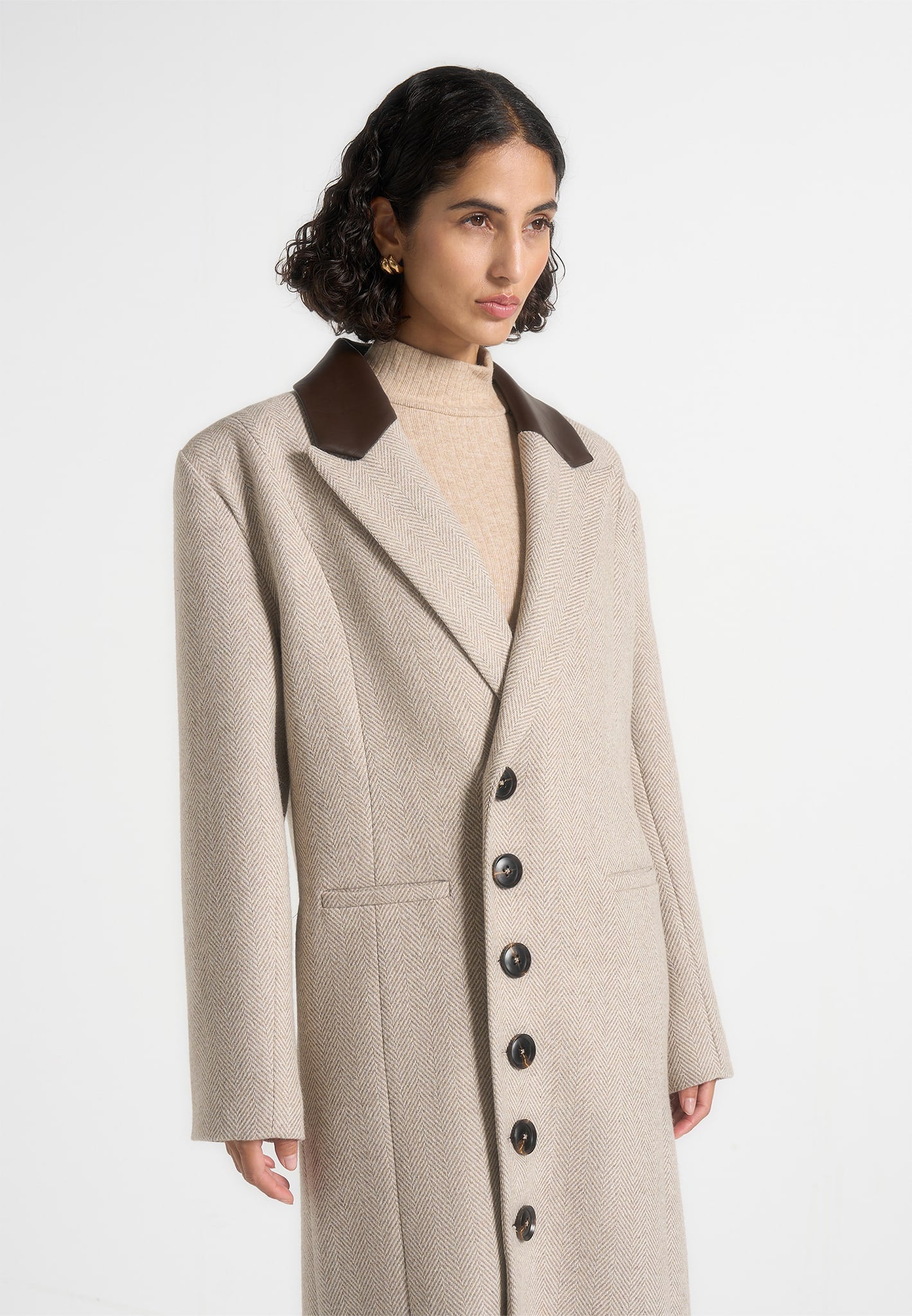 Anisa - Abrigo oversize de lana con diseño en espiga y cinturón de cuero - Beige