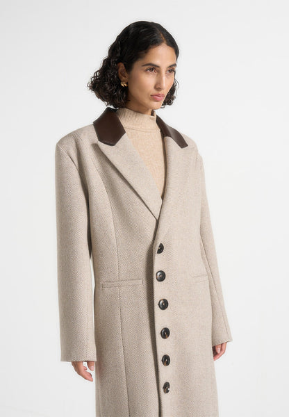Anisa - Abrigo oversize de lana con diseño en espiga y cinturón de cuero - Beige