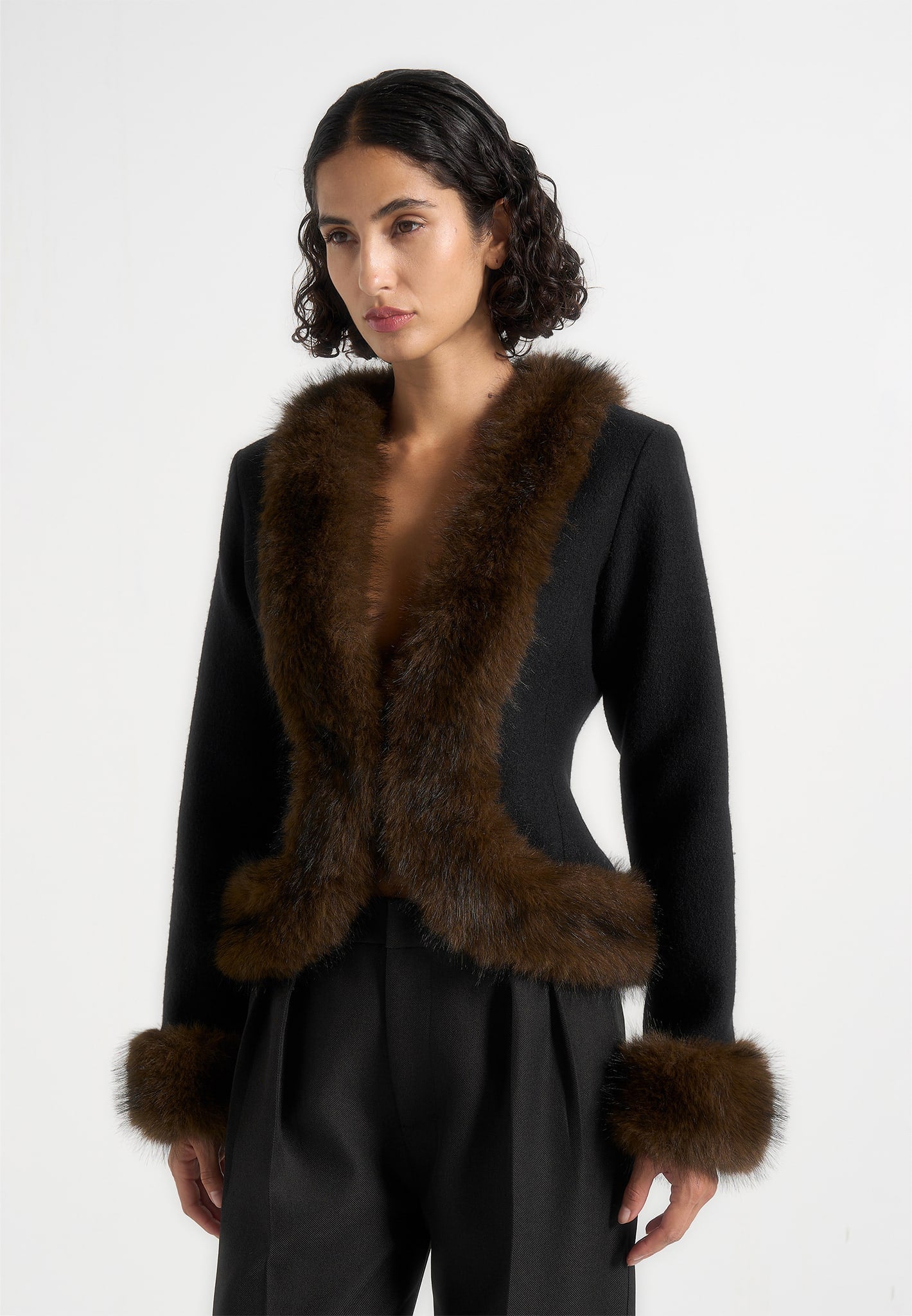 Lina - Chaqueta esculpida con ribete de lana y piel - Negro