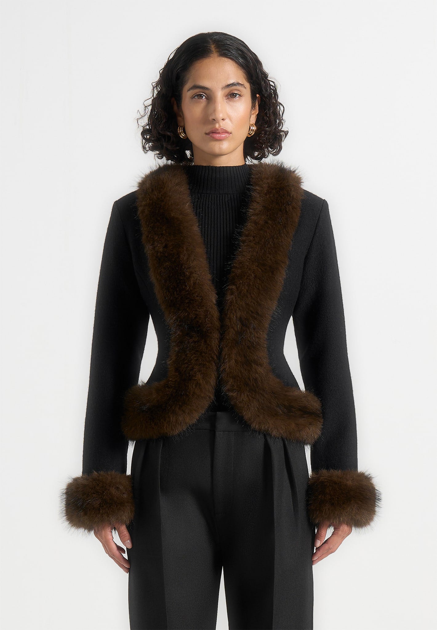 Lina - Chaqueta esculpida con ribete de lana y piel - Negro