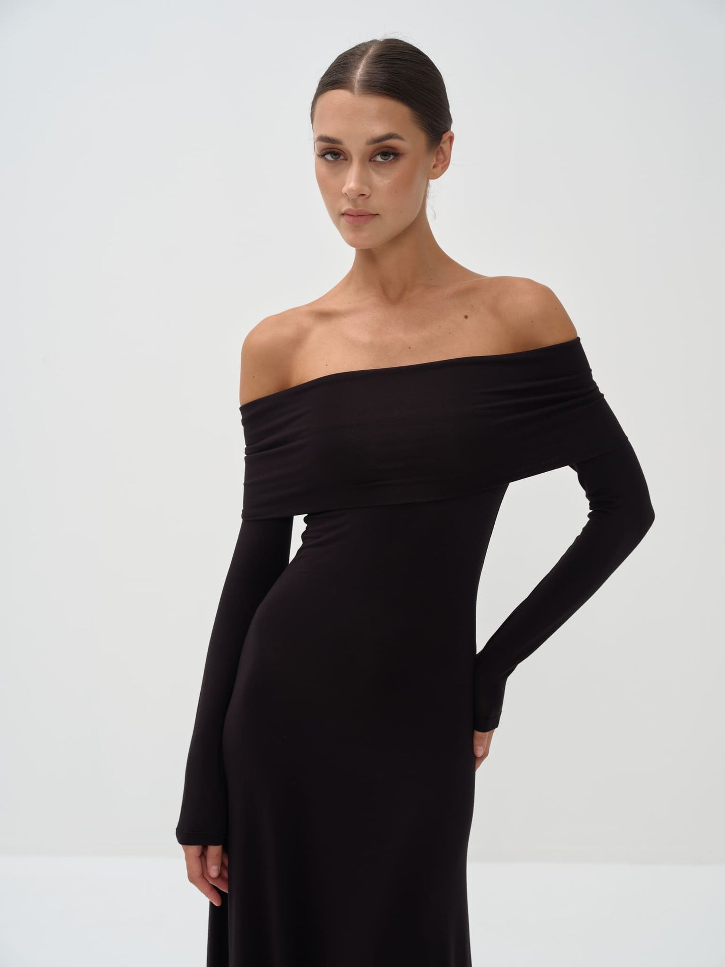 Vestido largo de manga larga con hombros descubiertos de punto de viscosa de Otis