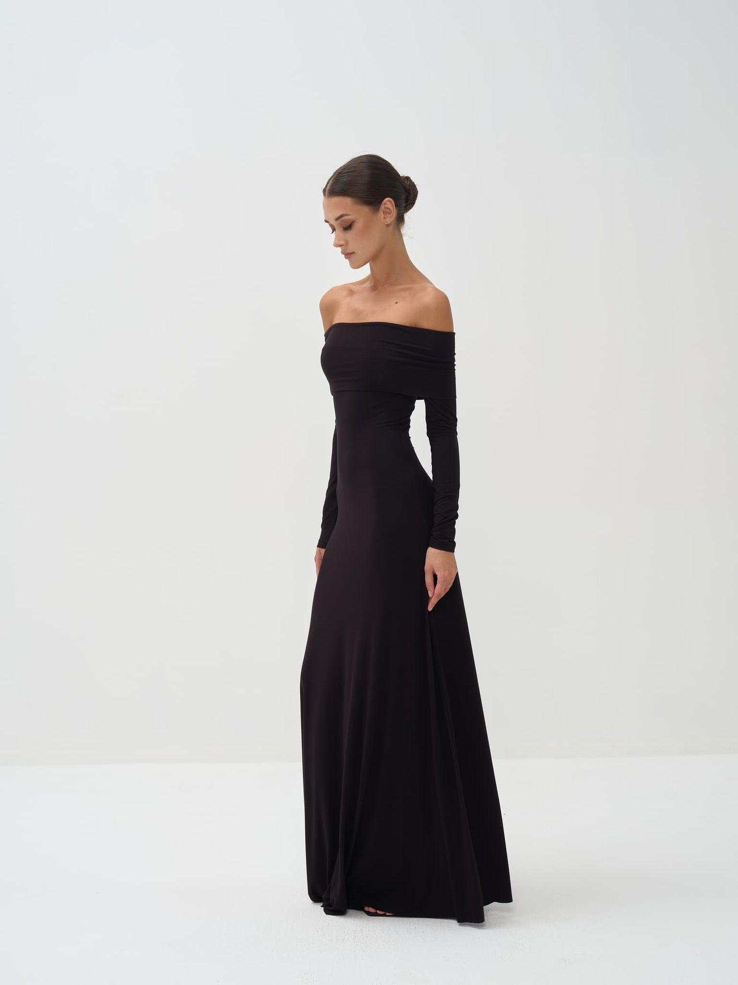 Vestido largo de manga larga con hombros descubiertos de punto de viscosa de Otis