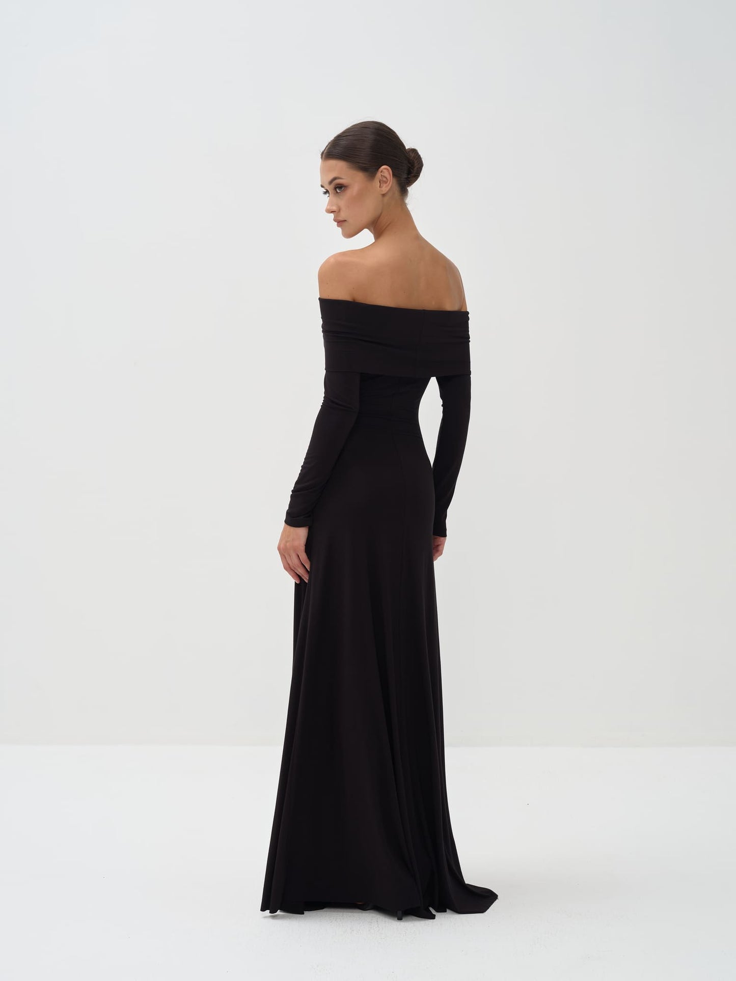 Vestido largo de manga larga con hombros descubiertos de punto de viscosa de Otis