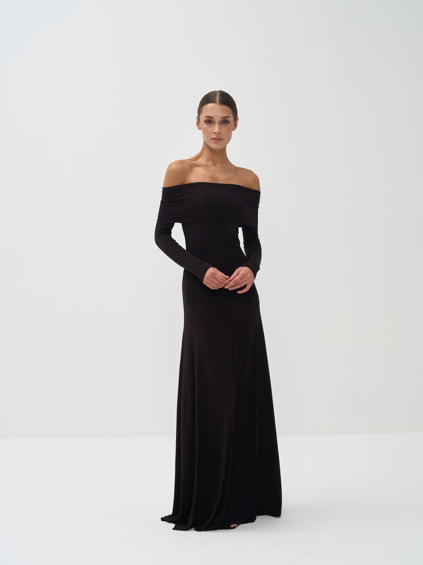 Vestido largo de manga larga con hombros descubiertos de punto de viscosa de Otis