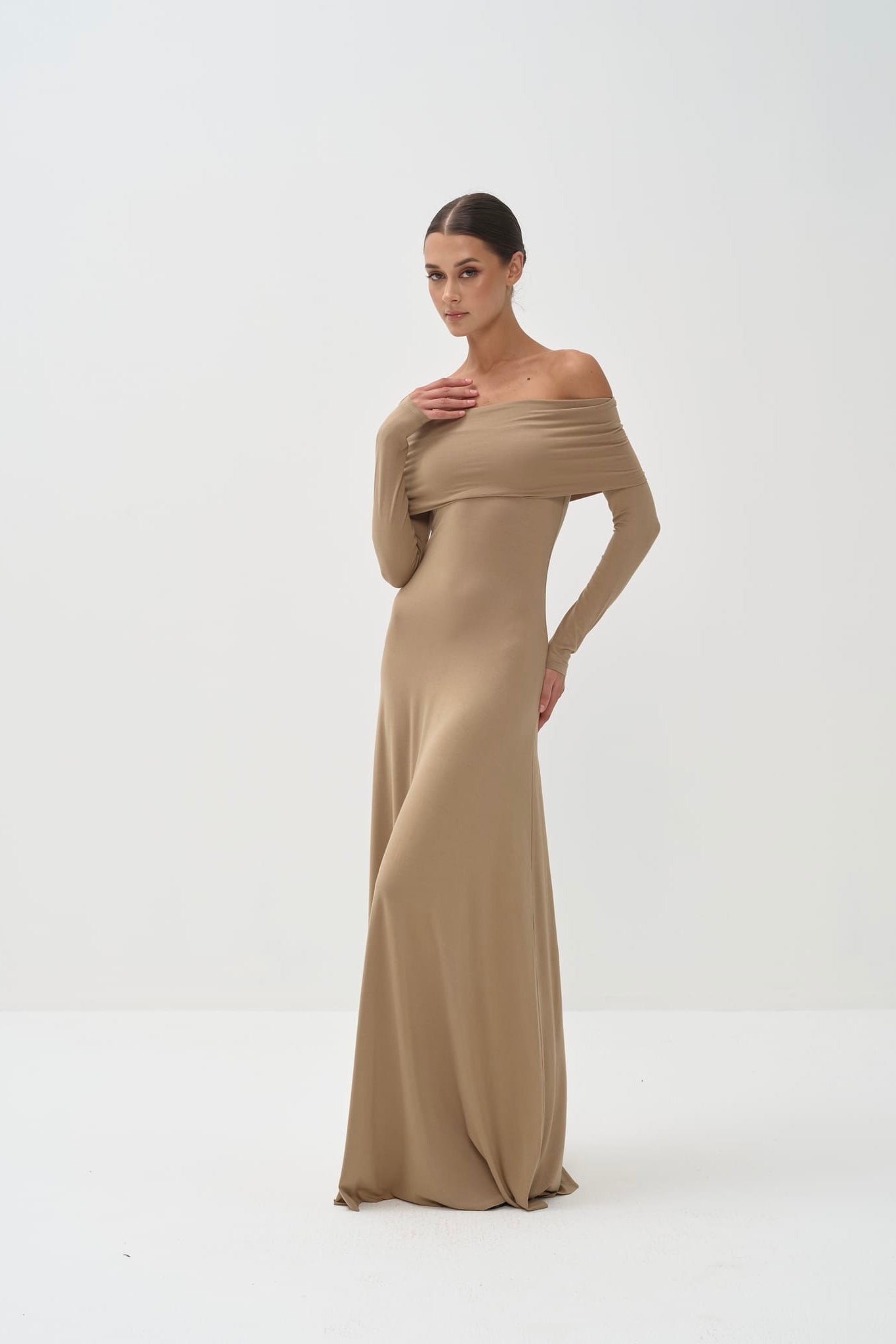 Vestido largo de manga larga con hombros descubiertos de punto de viscosa de Otis