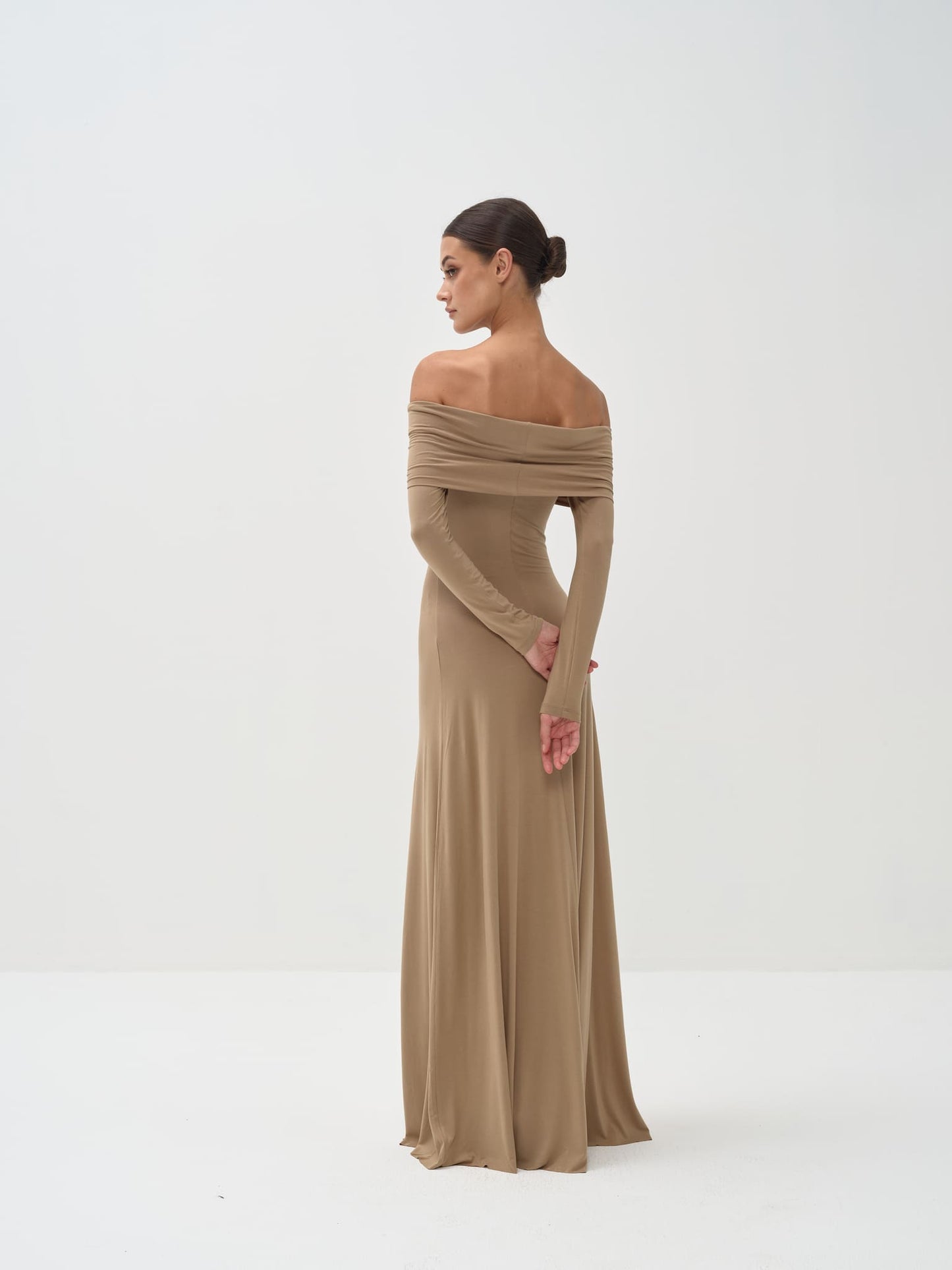 Vestido largo de manga larga con hombros descubiertos de punto de viscosa de Otis