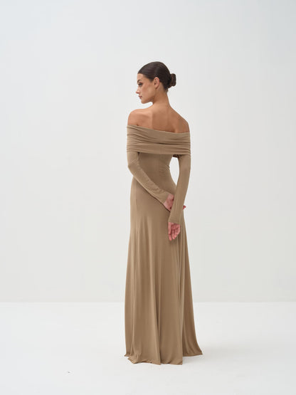 Vestido largo de manga larga con hombros descubiertos de punto de viscosa de Otis
