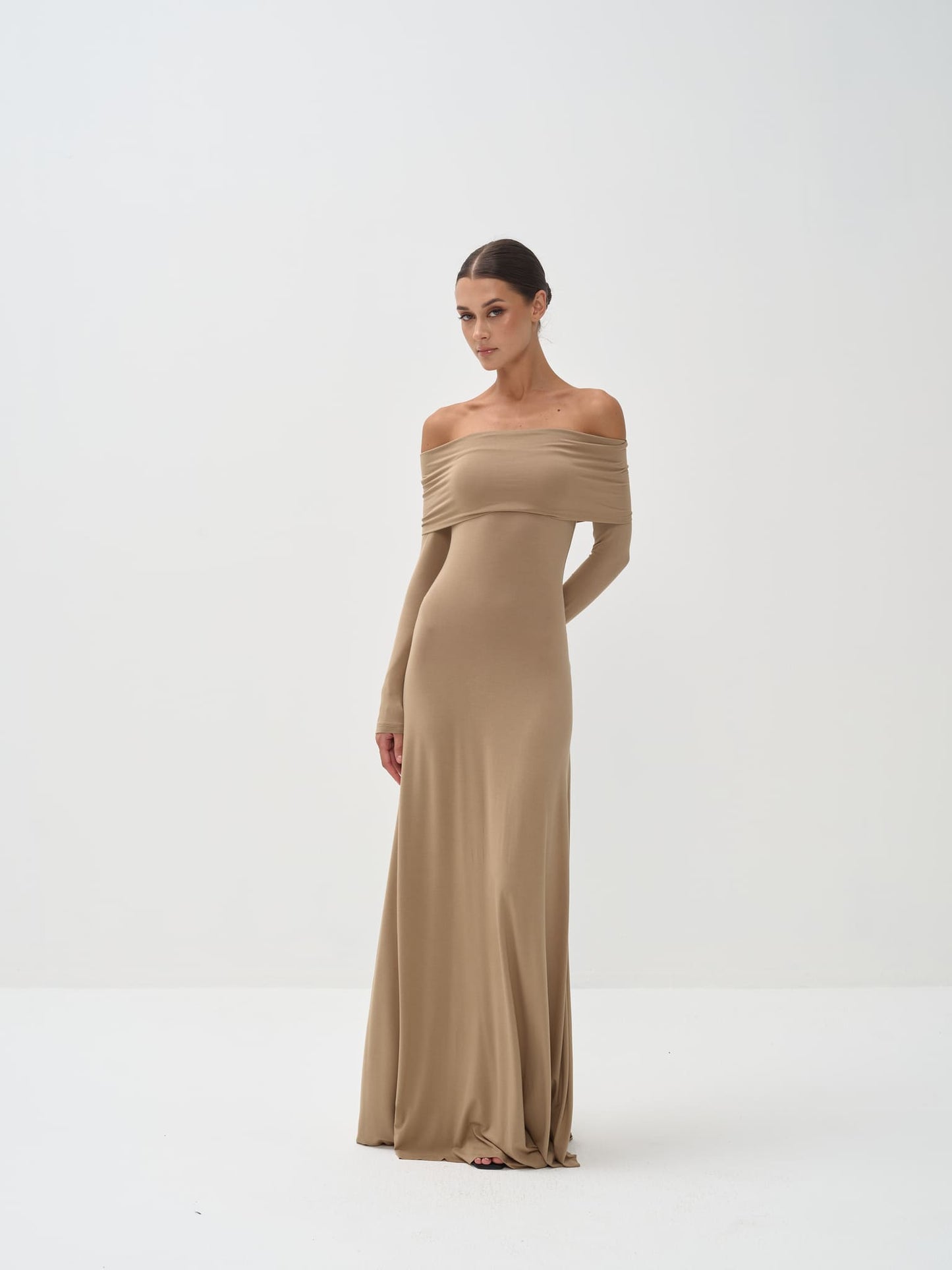 Vestido largo de manga larga con hombros descubiertos de punto de viscosa de Otis