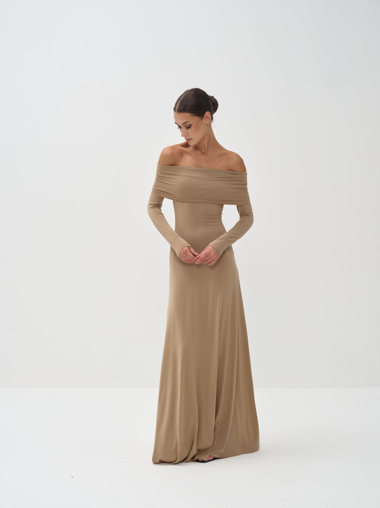 Vestido largo de manga larga con hombros descubiertos de punto de viscosa de Otis