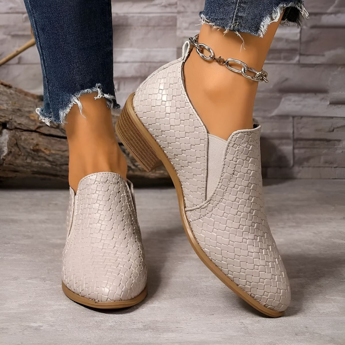 BOTINES TIPO CHELSEA CON EFECTO TRENZADO Y TACÓN DE MADERA