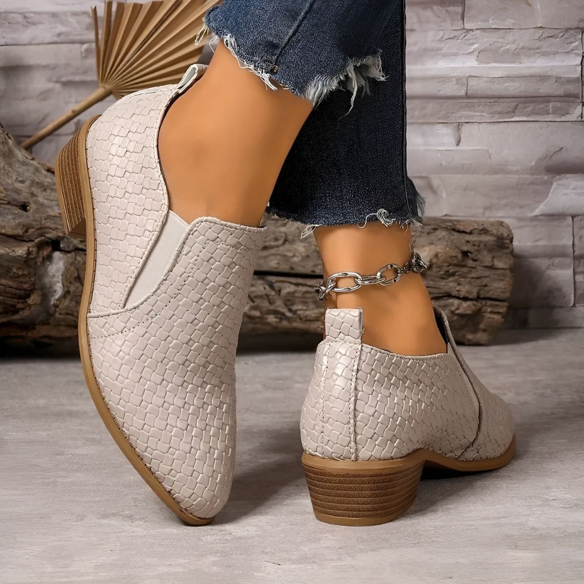BOTINES TIPO CHELSEA CON EFECTO TRENZADO Y TACÓN DE MADERA