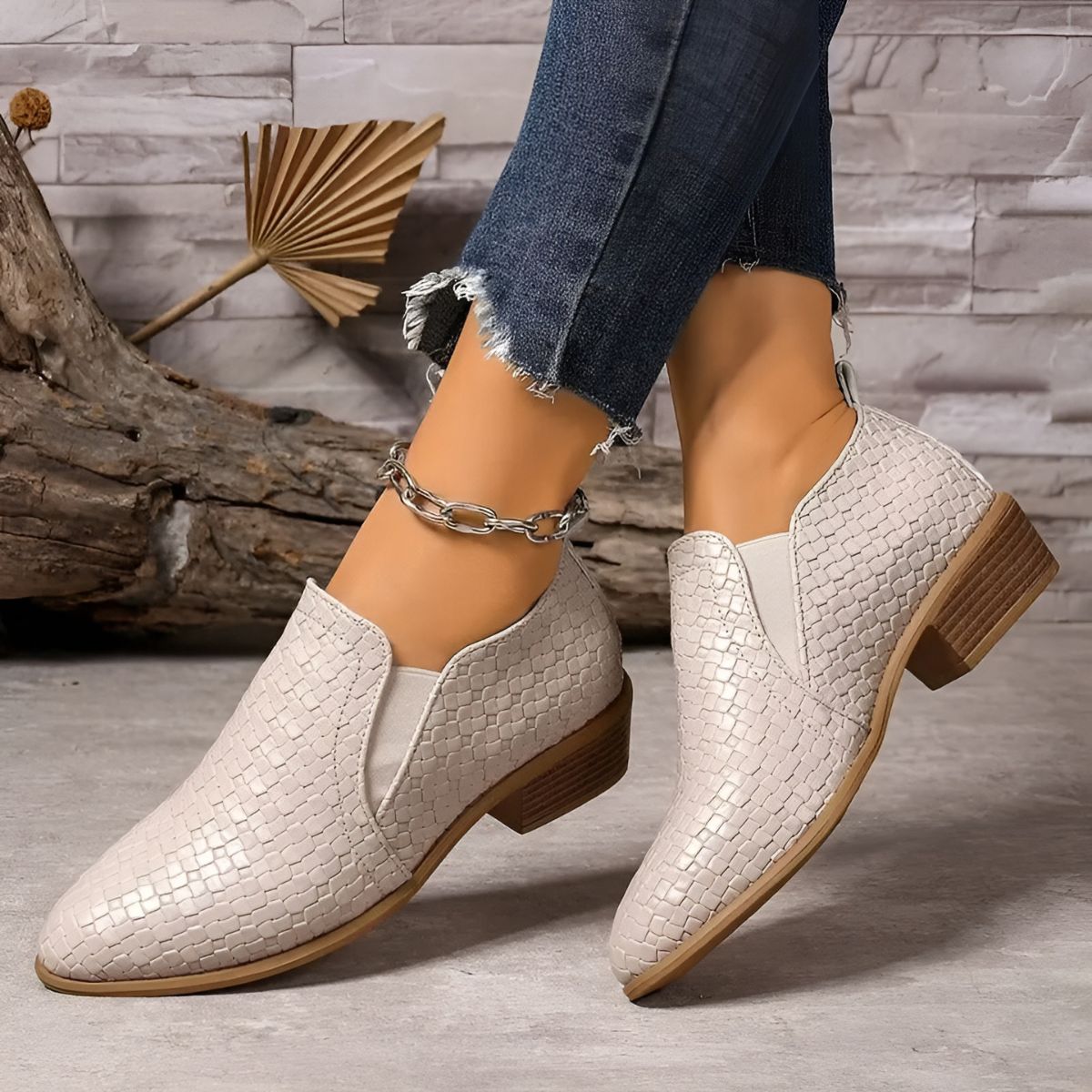 BOTINES TIPO CHELSEA CON EFECTO TRENZADO Y TACÓN DE MADERA