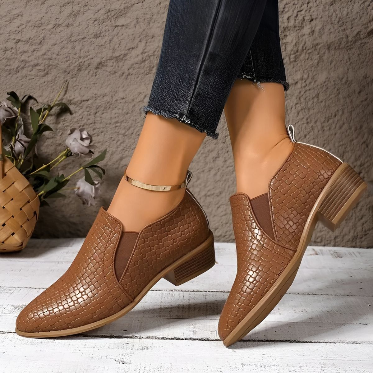 BOTINES TIPO CHELSEA CON EFECTO TRENZADO Y TACÓN DE MADERA