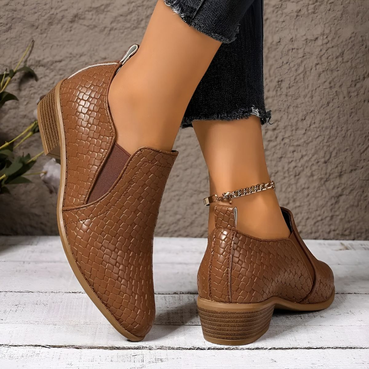 BOTINES TIPO CHELSEA CON EFECTO TRENZADO Y TACÓN DE MADERA