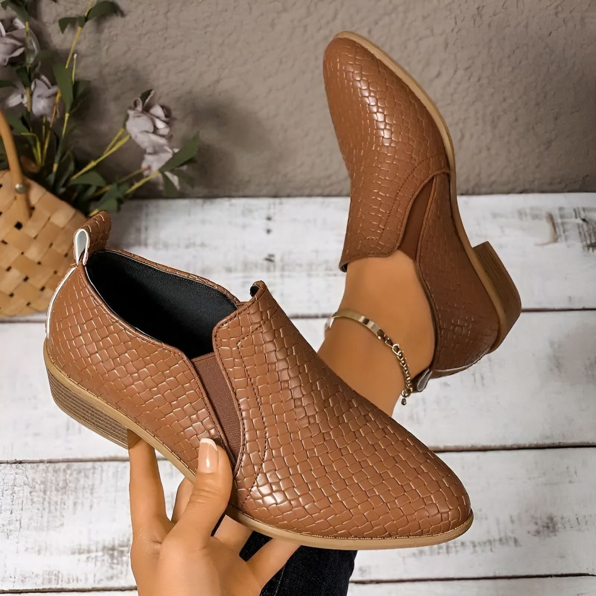 BOTINES TIPO CHELSEA CON EFECTO TRENZADO Y TACÓN DE MADERA