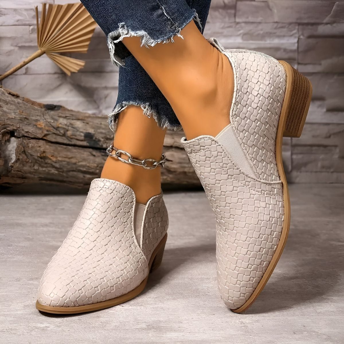 BOTINES TIPO CHELSEA CON EFECTO TRENZADO Y TACÓN DE MADERA
