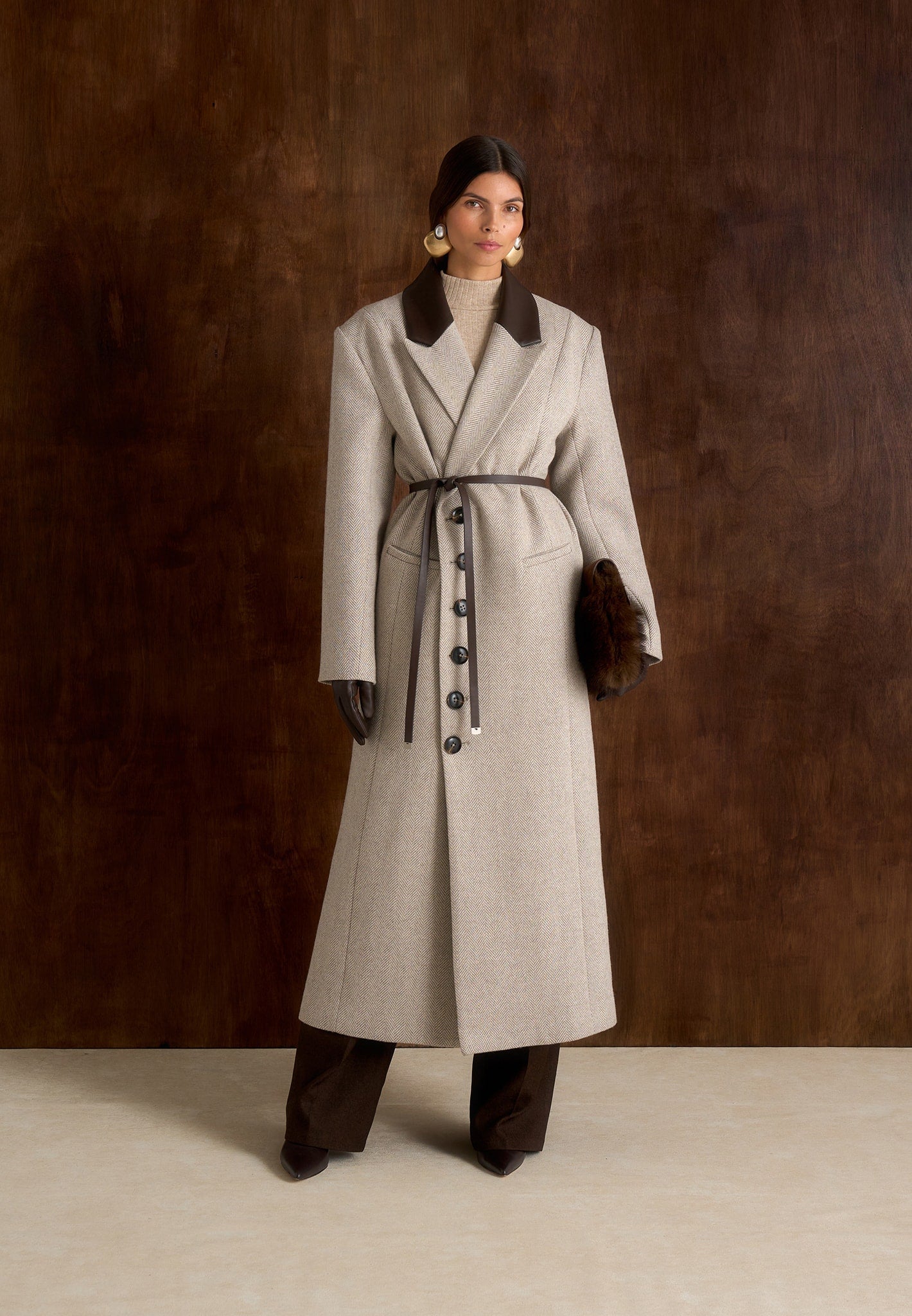 Anisa - Abrigo oversize de lana con diseño en espiga y cinturón de cuero - Beige
