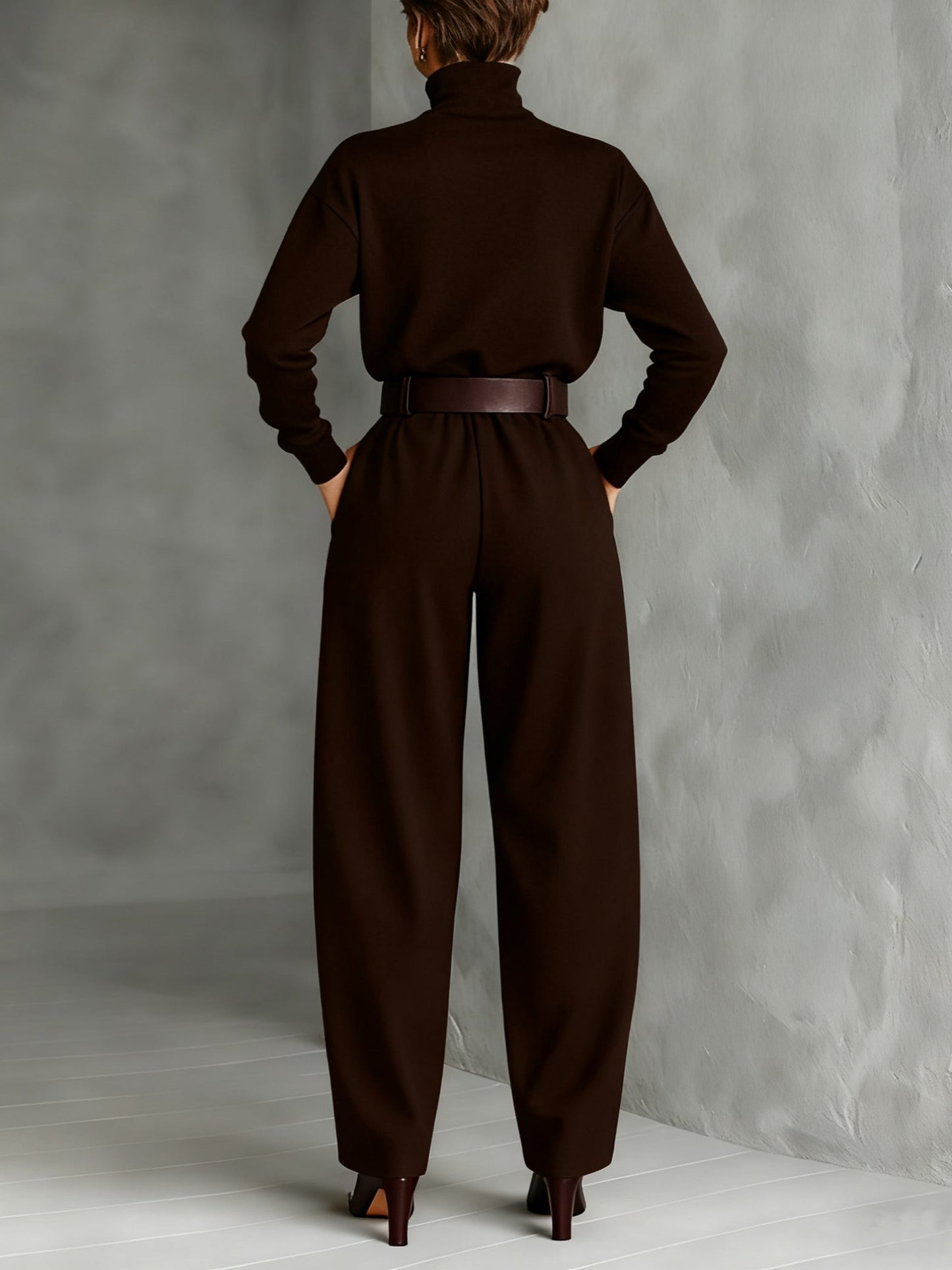 MONO ELEGANTE DE CINTURA ALTA CON CORTE FLUIDO