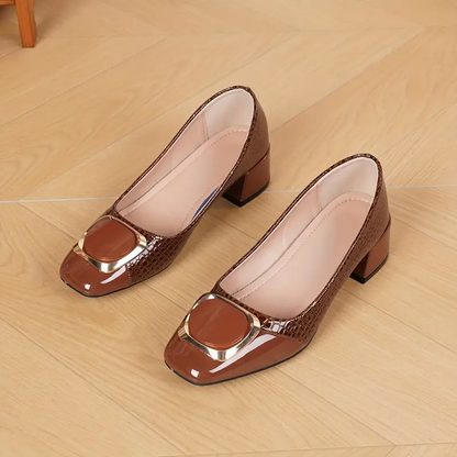 ZAPATO DE TACÓN MEDIO CON EFECTO COCO Y HEBILLA DORADA
