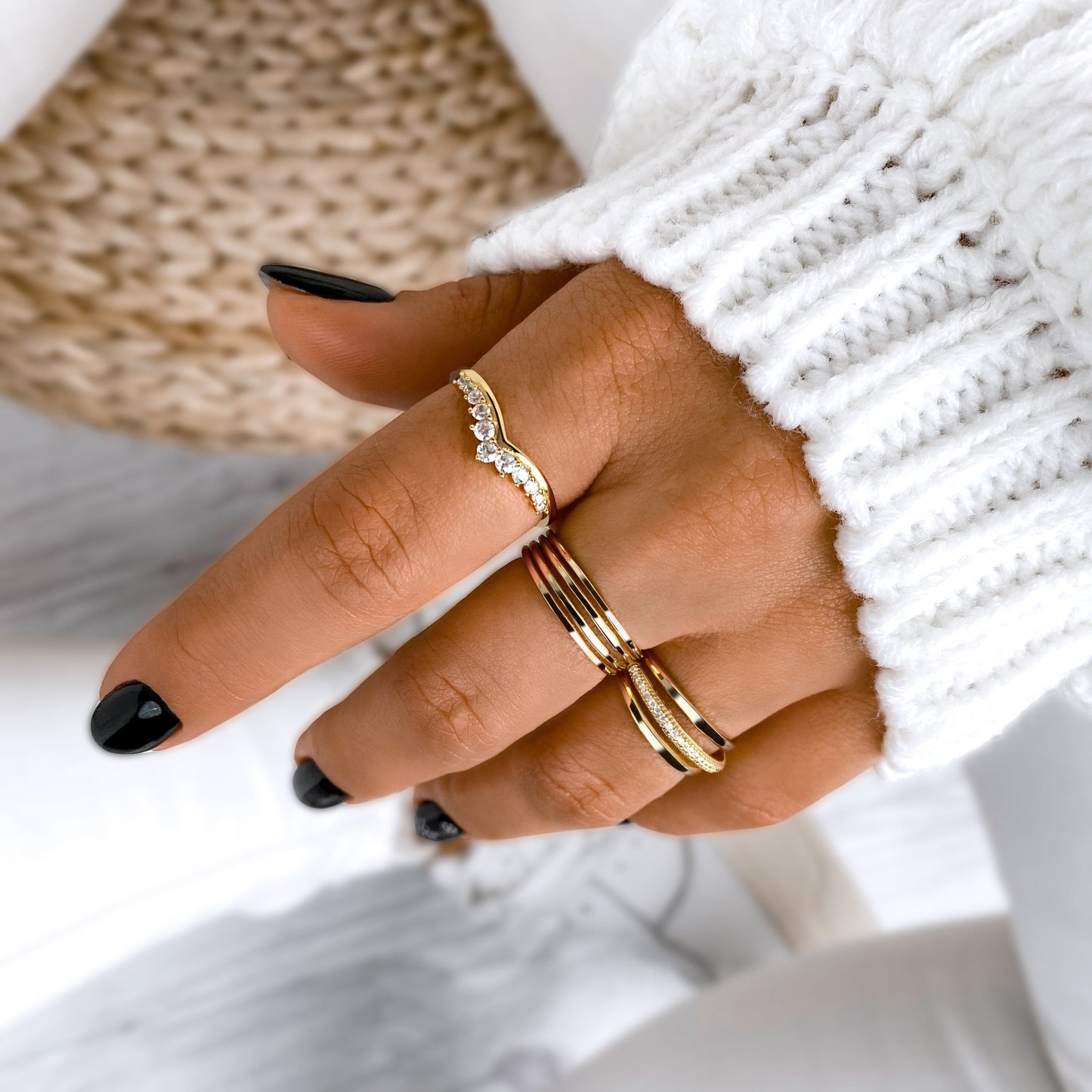 ANILLO VALENTINA ROCHE ABIERTO EN V CON CIRCONITAS